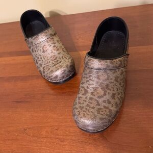 Sanita Clogs Shoes Size 38 EU, US 7/7.5,  Women Leopard Cheetah Comfort EUC
